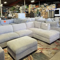 Brand New Thomasville Walsen Sectional With Storage Ottoman 