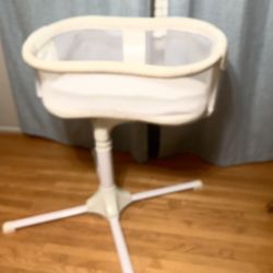 Halo Swivel Bassinet 