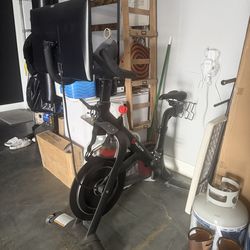 Peleton bike with screen