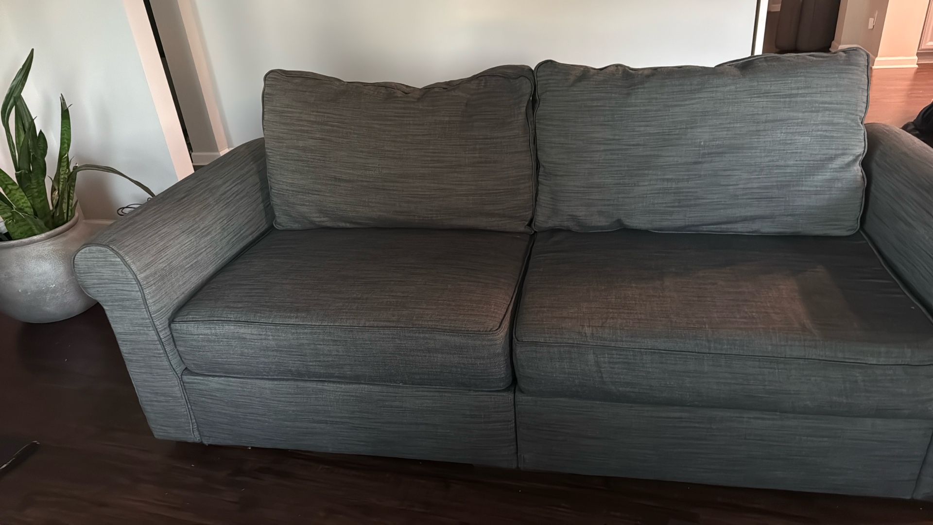 Sofa/ Loveseat 