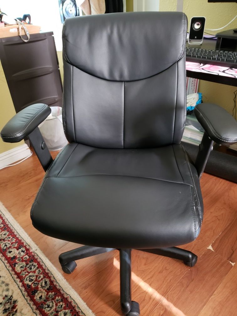Staples Traymore Luxura managers office chair black