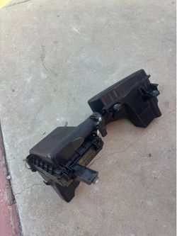 FILTER BOX WITH MASS SENSOR 2010-2015 TOYOTA PRIUS 3ER GENERATION OEM