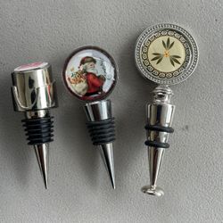 3 Beautiful 🤩 Wine Bottle Stoppers In Good Condición 