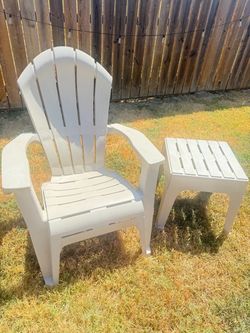 Silla y mesita de patio