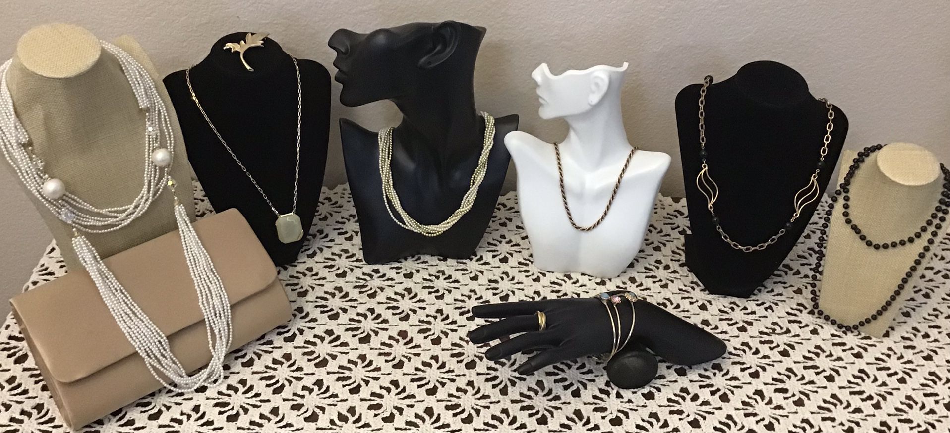 NWOT & EUC Beautiful Vintage and Fashion Handbag, Necklaces, Bracelets, Ring & Pin Set. Lot. Lote de Joyas Antiguas en Excelente Condición 