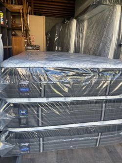 Mattress Queen size Sealy Posturepedic pillow top