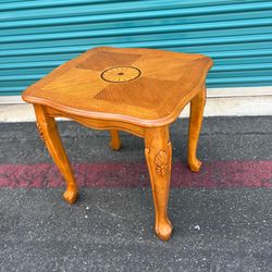 21.5 x 19.5 x 21.5 Vintage Oak End Side Table with Inlay and Carved Cabriole Legs