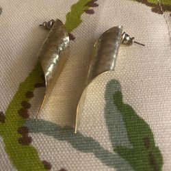 (JE26C) Vintage Hammered Gold Curled Gold Earrings