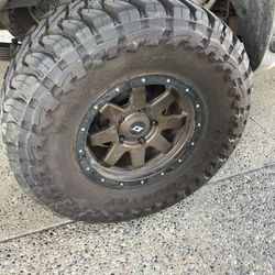 18” SCS SR8’s W/37” Toyo MT’s