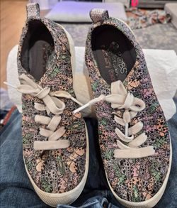 2 Skechers Cat Shoes Not Slip In