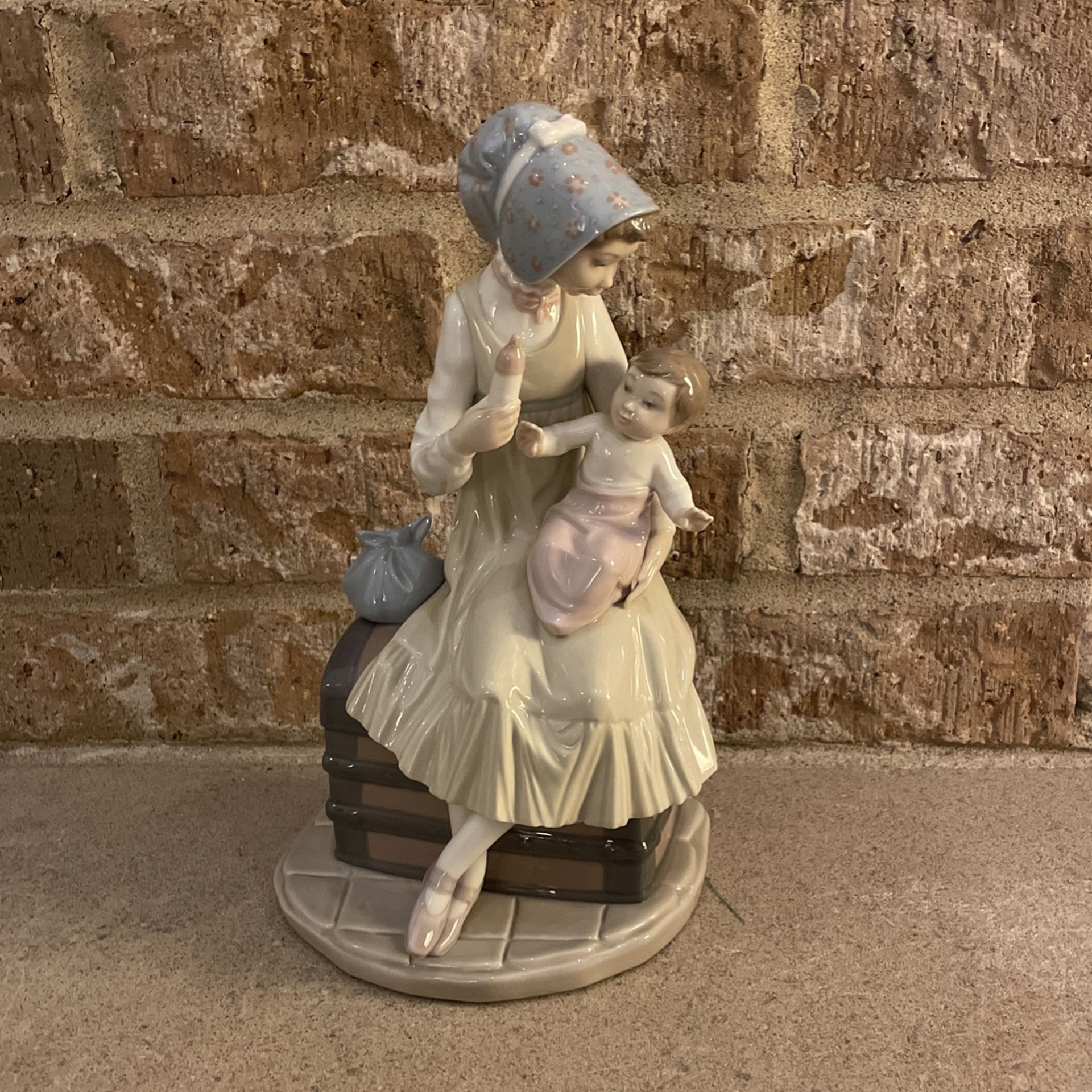 Lladro “Feeding Her Daughter” Figurine 5140