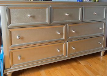 7-Drawer Champagne Silver Dresser