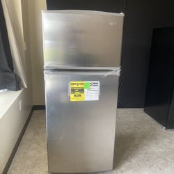 STAINLESS STEEL WHIRLPOOL REFRIGERATOR ML# WRT318FZDM