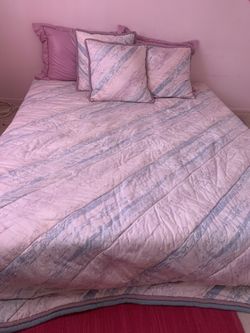Nice Comforter And Five Matching Decorative Cushions For King Size Bed. Hardly Used .