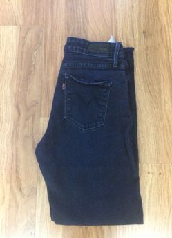 Demi curve , slim leg Levi's jean, size 2/26