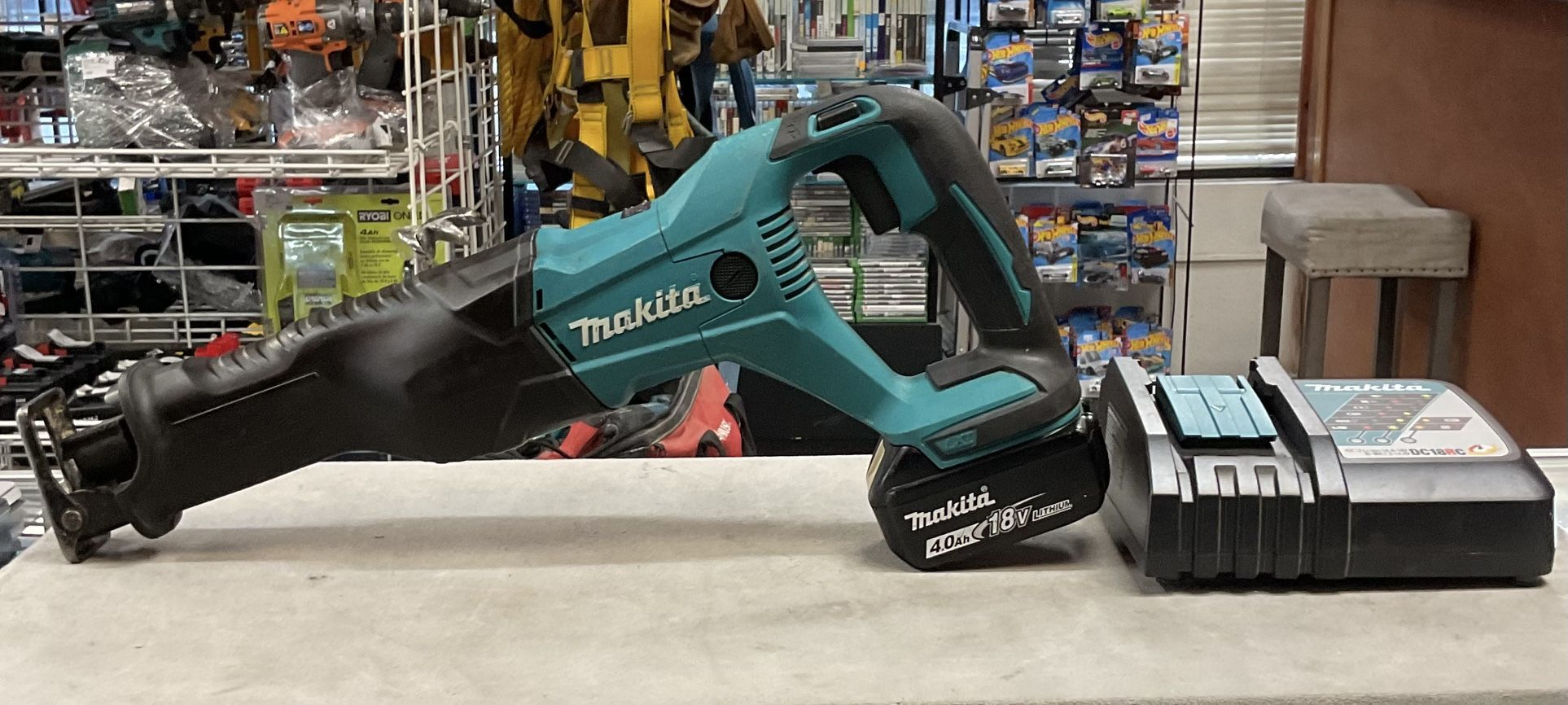 Makita XRJ04 18V LXT Lithium-Ion Cordless Reciprocating Saw Kit