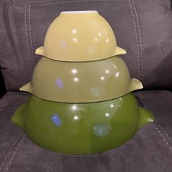 Pyrex 3 piece mixing bowl set. Minor wear on a green bowl. No chips or cracks. 