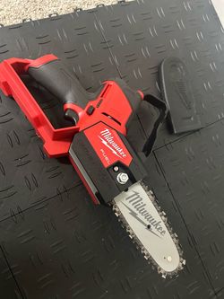 Milwaukee M12 FUEL 6 in. 12V Lithium-Ion Brushless Electric Cordless Battery Pruning Saw HATCHET (Tool-Only)