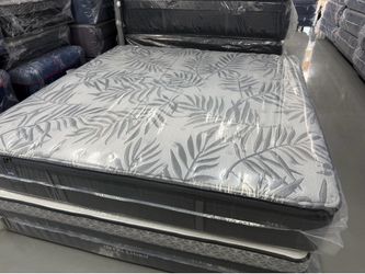 KING SIZE SEALY POSTUREPEDIC PLUS PILLOW TOP MATTRESS & BOX SPRINGS BED SET