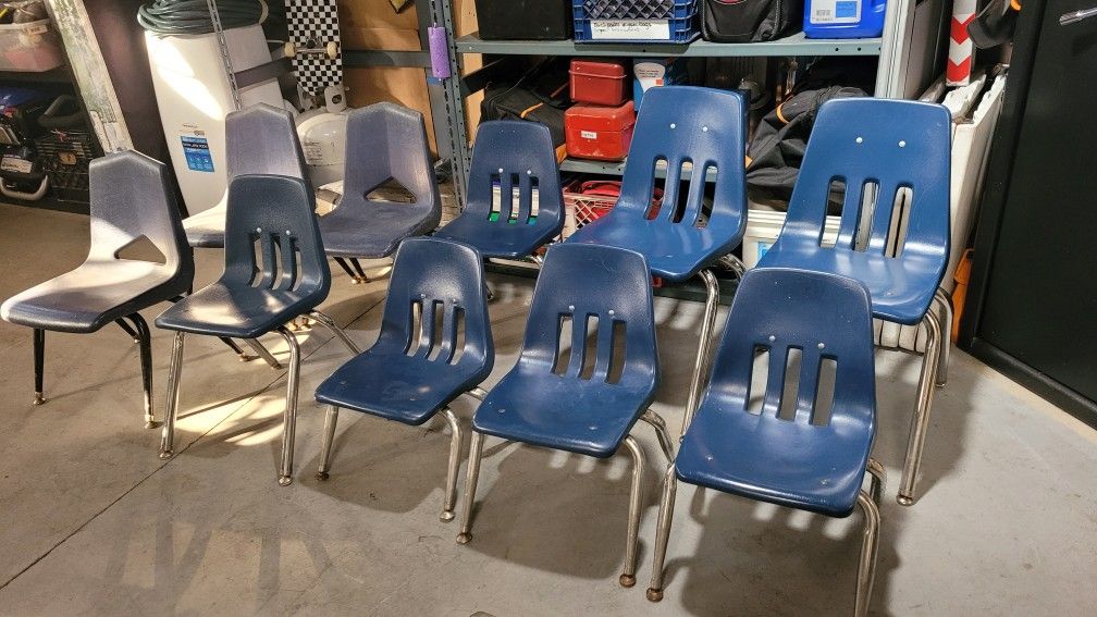 10 Kid Chairs, In Great Conditions 