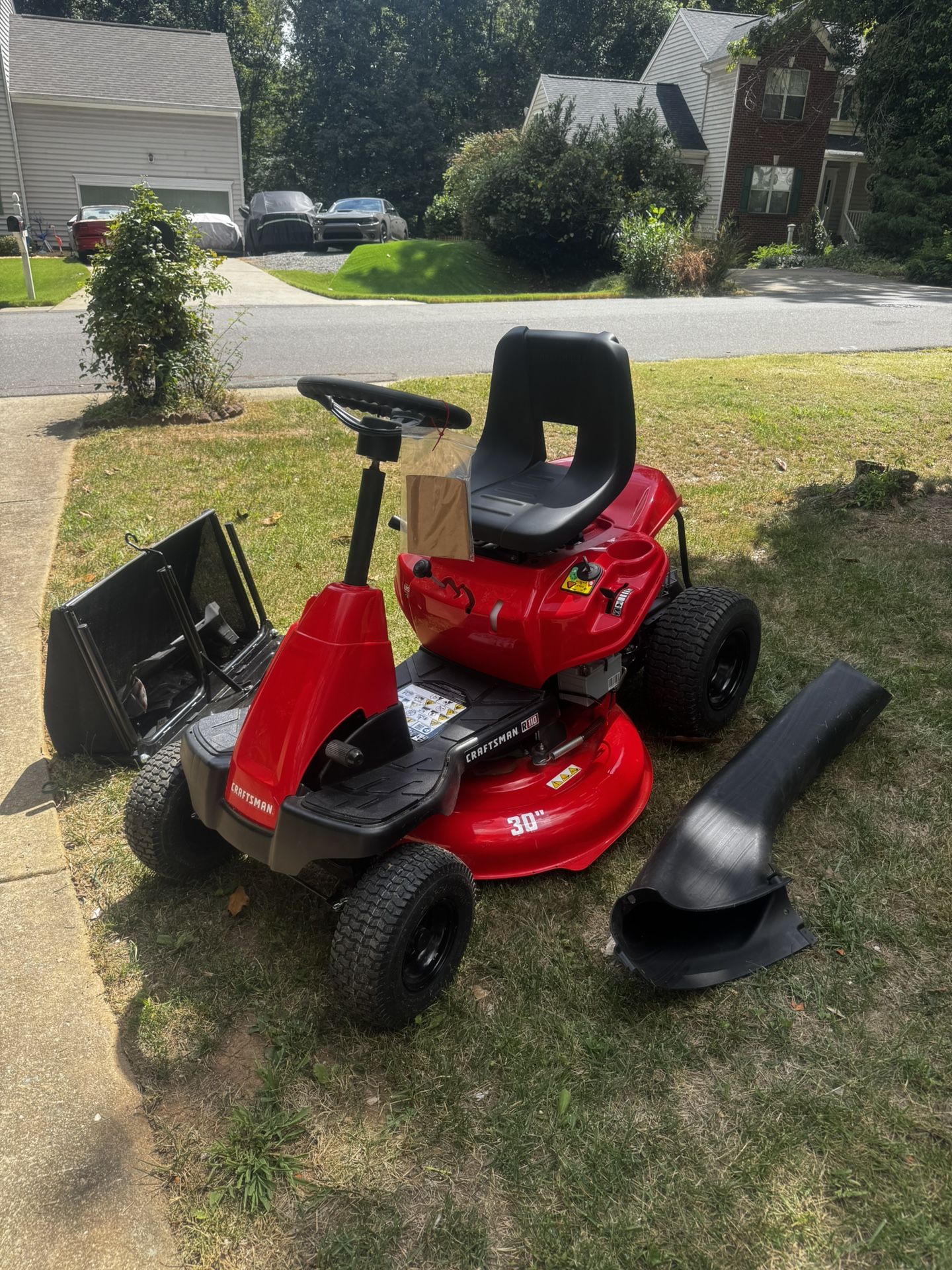 CRAFTSMAN R110 30-in 10.5 -HP Single cylinder Gas Lawn tractor