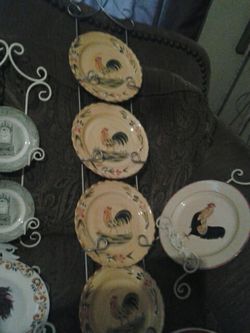 New 4pc decorative rooster plates with rack