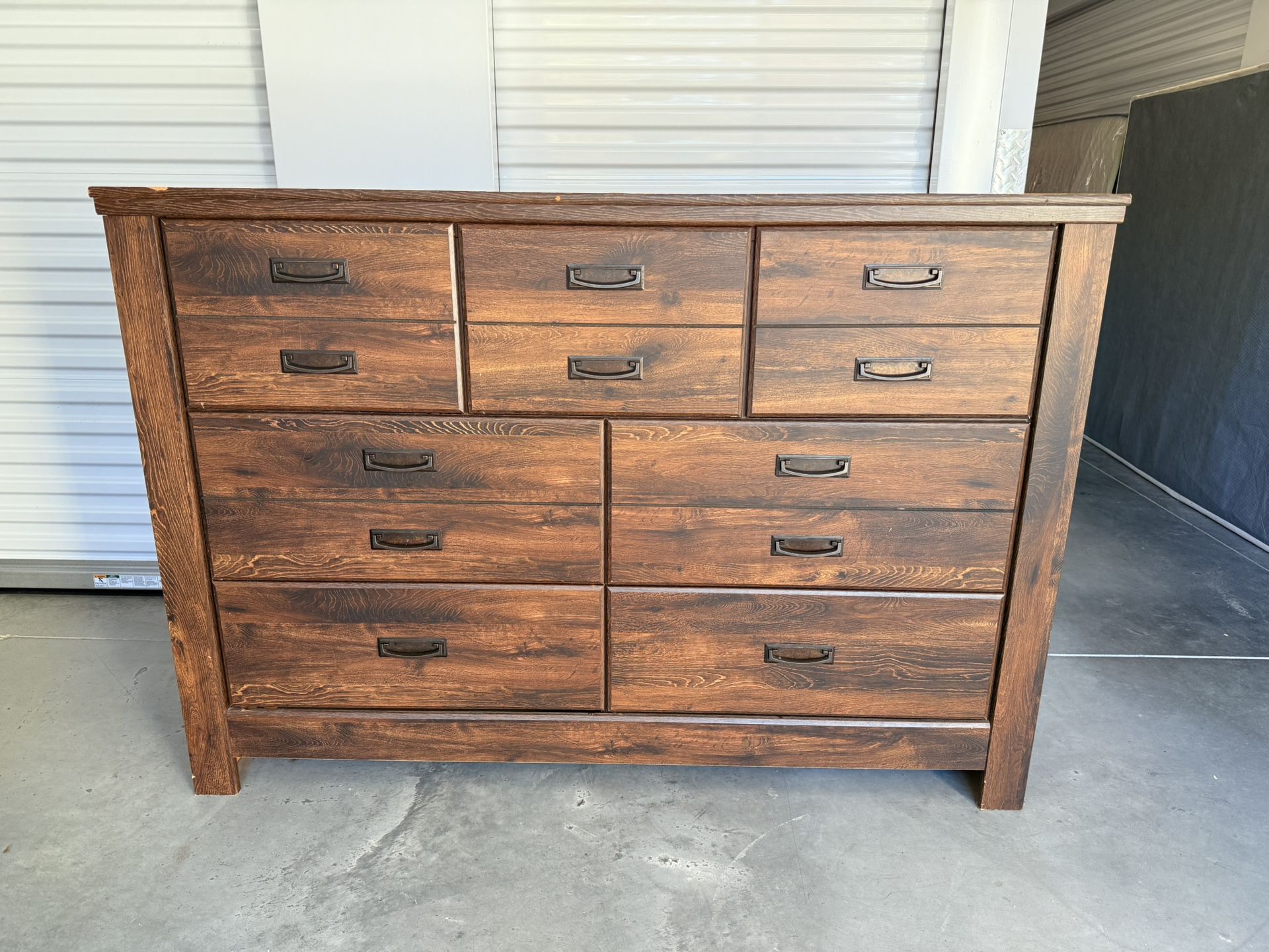 7-Drawer Wood Dresser – Excellent Condition