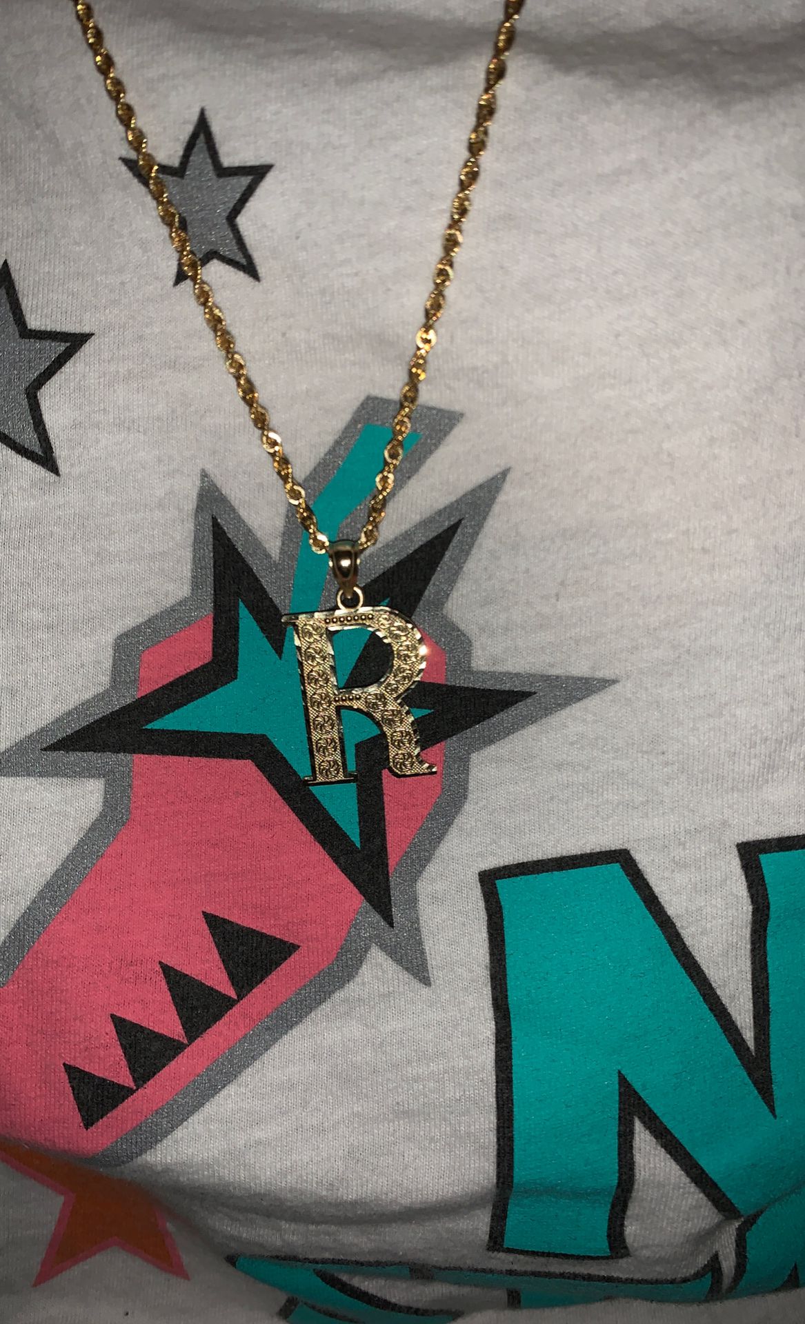 18k gold chain w/ “R” gold pendant