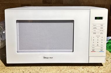 Moving sale - Magic Chef 1.1 Cu. Ft. 1000W Countertop Microwave (White) - Like New