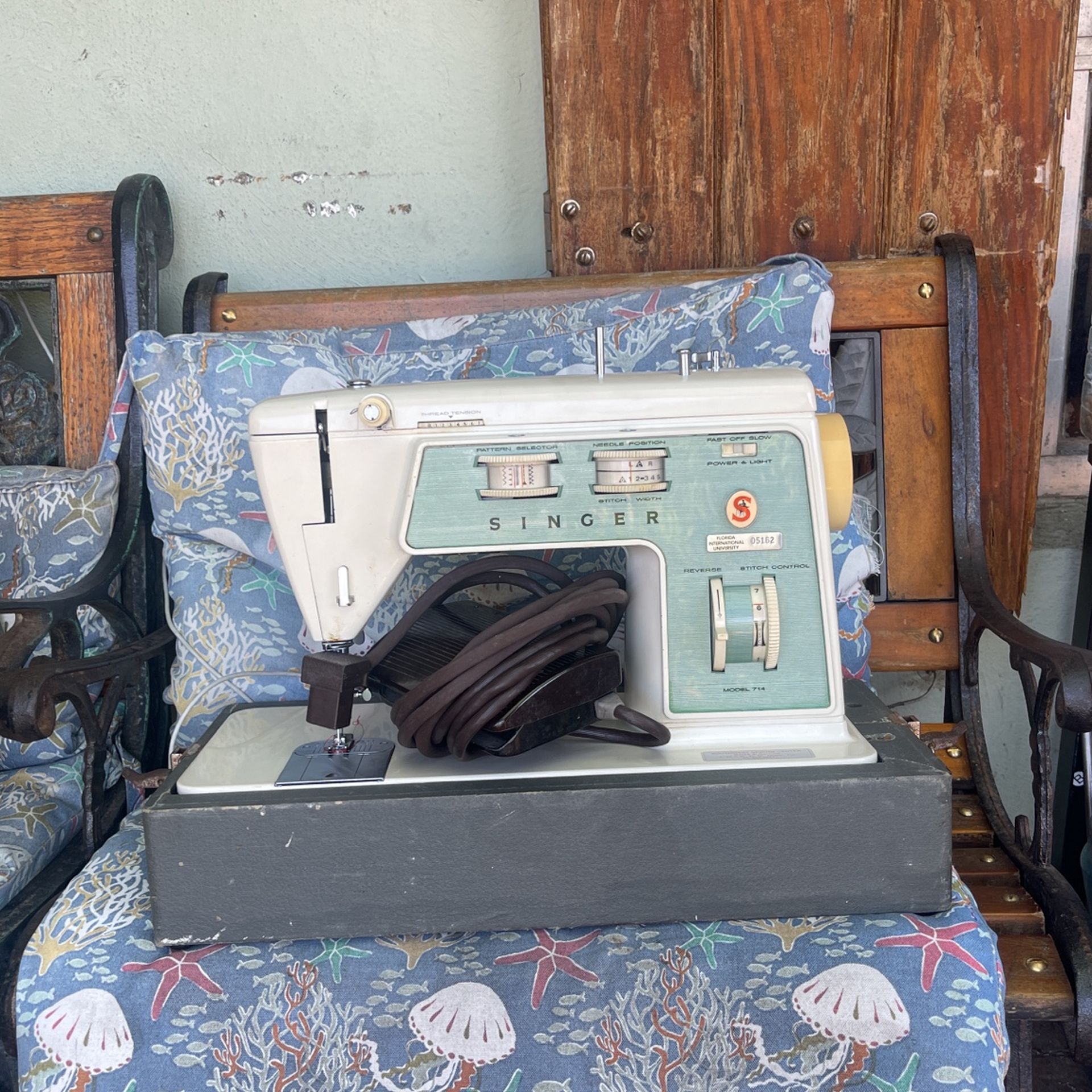 SINGER SEWING MACHINE MODEL 714