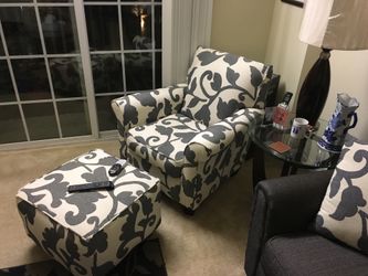 Chair and ottoman excellent condition pets and smoke free all pictures available on OfferUp (CASH ONLY)