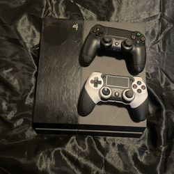 PS4 w 2 Controllers