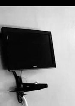 Toshiba 32 Inch TV with Mount