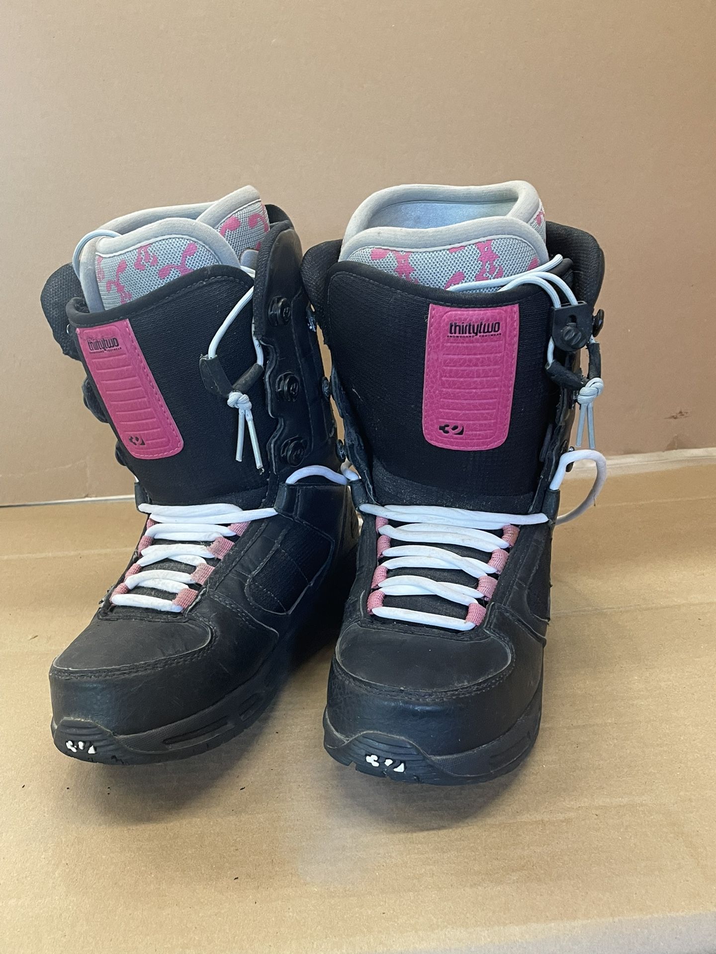 Like New! ThirtyTwo Pink And black Woman’s Snow Board Boots. Size 7