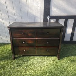Universal 6 Drawer Dresser with Interlocking Drawers all wood asking 100, pick up is in allen