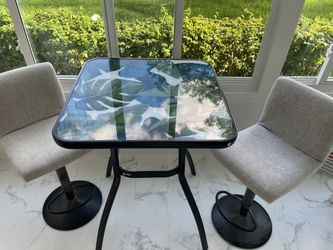 Beautiful Patio Set Very Tropical Like new