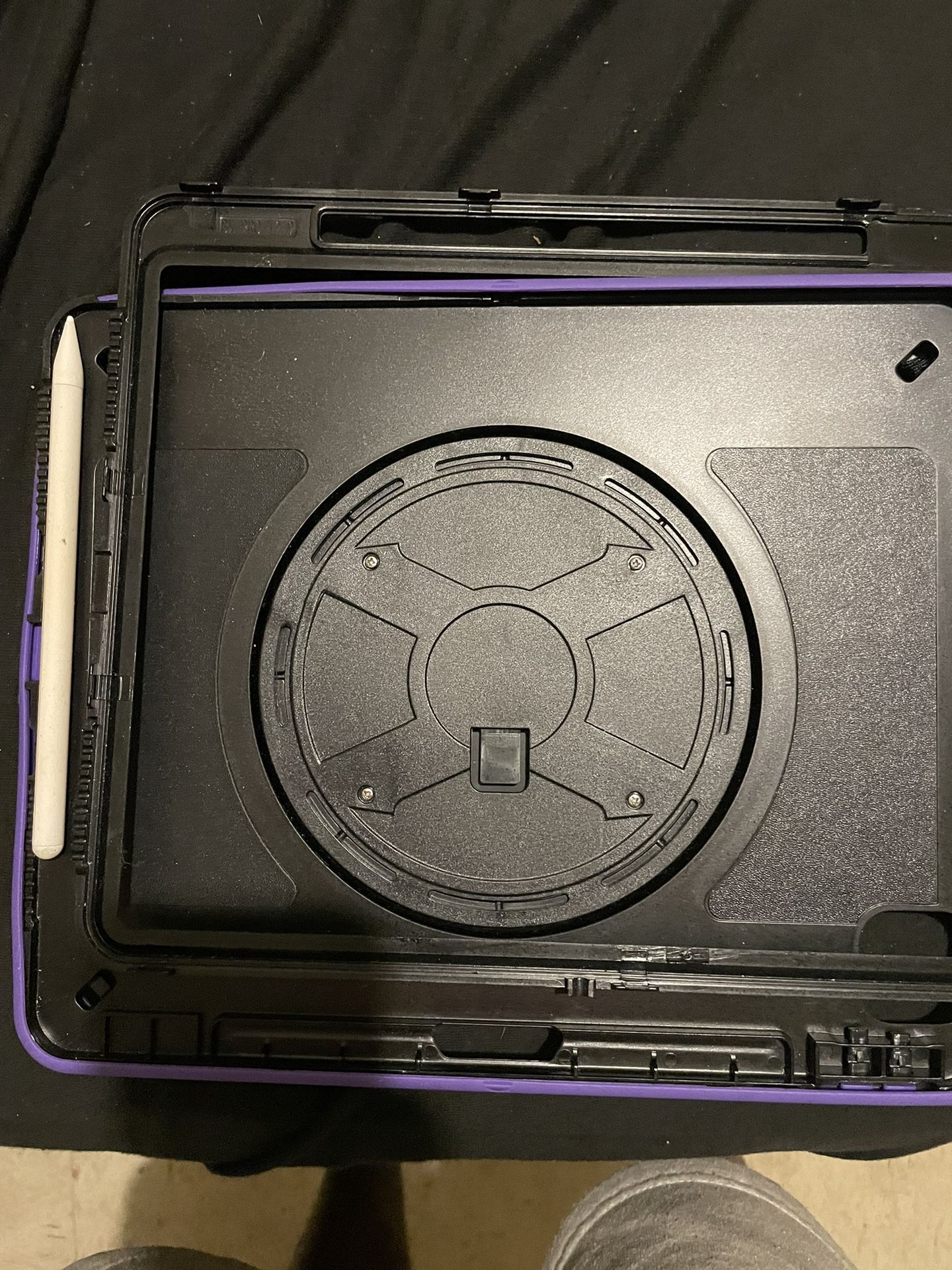 iPad Pro 12th Gen Case And Magic Pin 