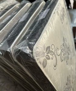 Deluxe brand full size mattress set