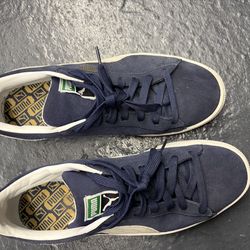 Men’s blue tennis shoe by puma