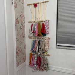 Baby/toddler bow wall hanger