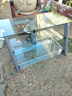 Mueble de vidrio y metal en color gris para TV