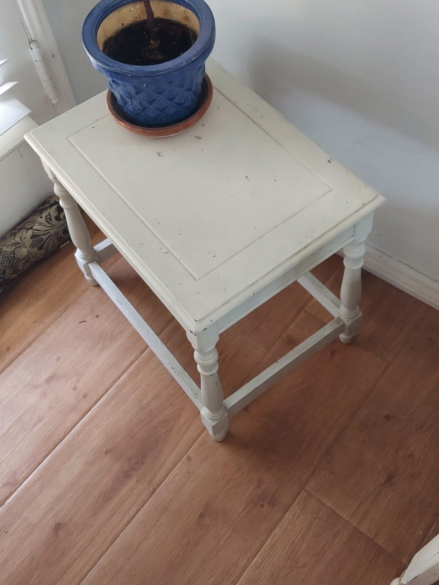 Cute Vintage White Low Table/stool