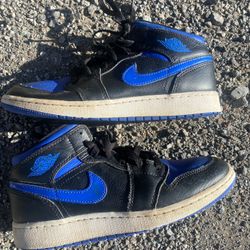 Size 5Y  Air Jordan Retro 1 Mid Royal Blue 