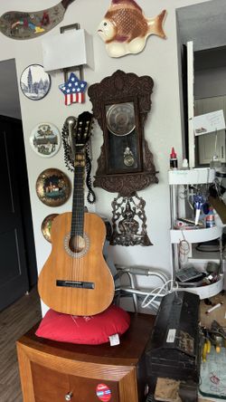 $50 guitara.  Como nueva