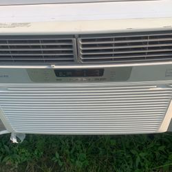 Window Unit R Condicshen Frigdire 12000  Btu 200$