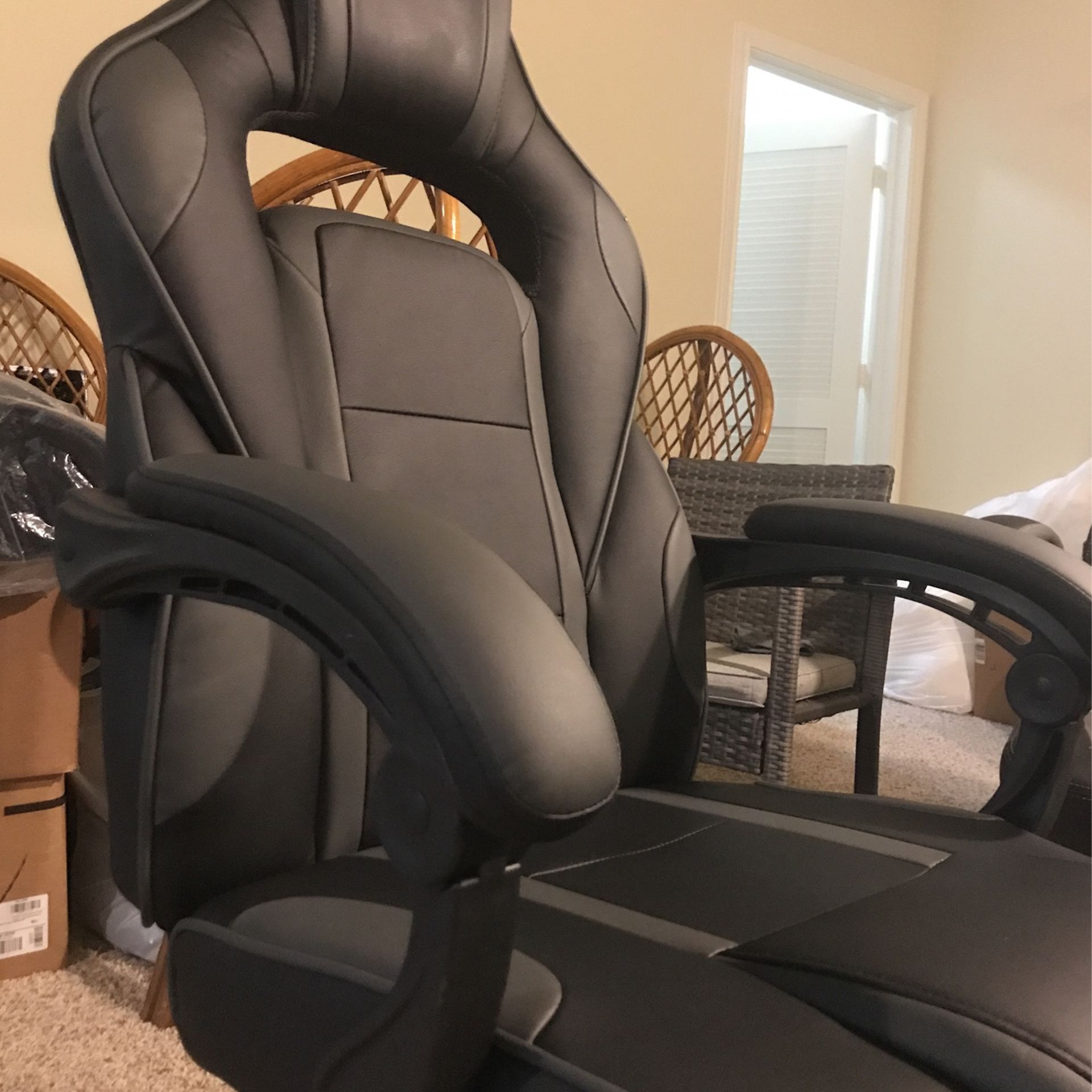 Gaming Chair w/ folding leg rest feature - clean 