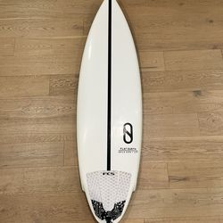Slater designs x Aipa flat earth 6’2 40L