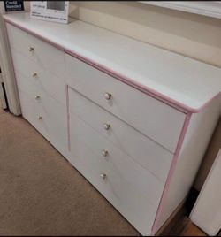 Eight drawers dresser