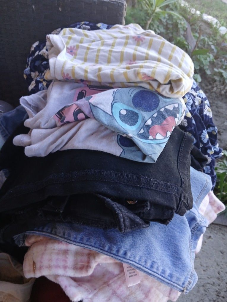 Girls Clothes Used My Daughter Doesn't With In Them Anymore Size 8-10 Free Pick Up Only Message Me When Ur Ready To Pick Up For Address 