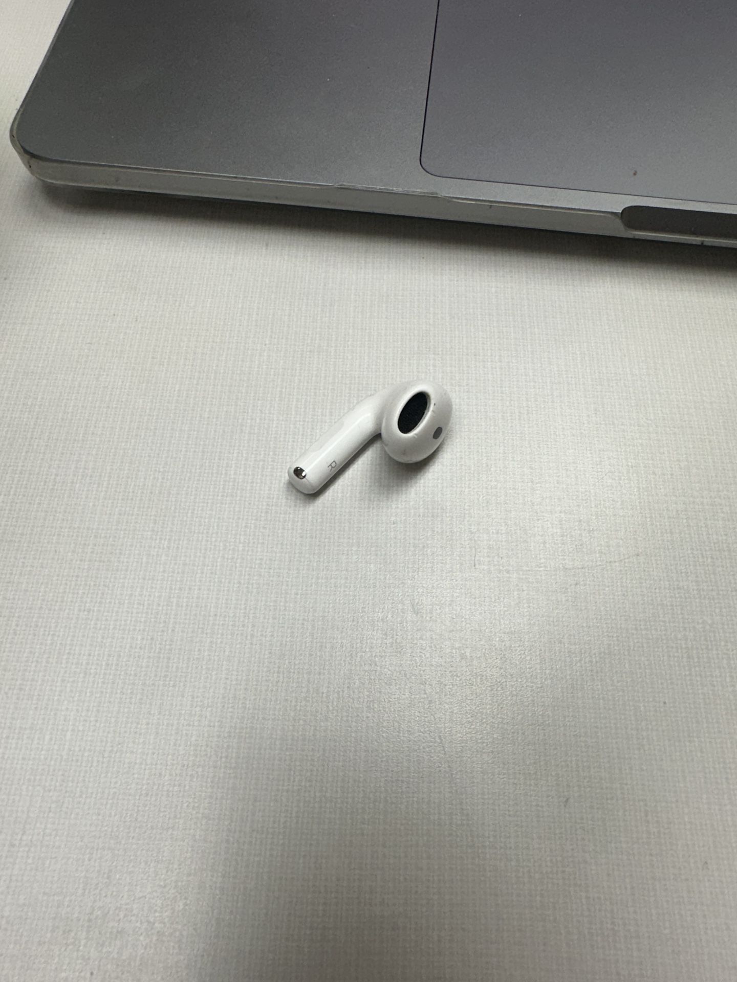 Apple AirPod 4 Right Earbud Only 